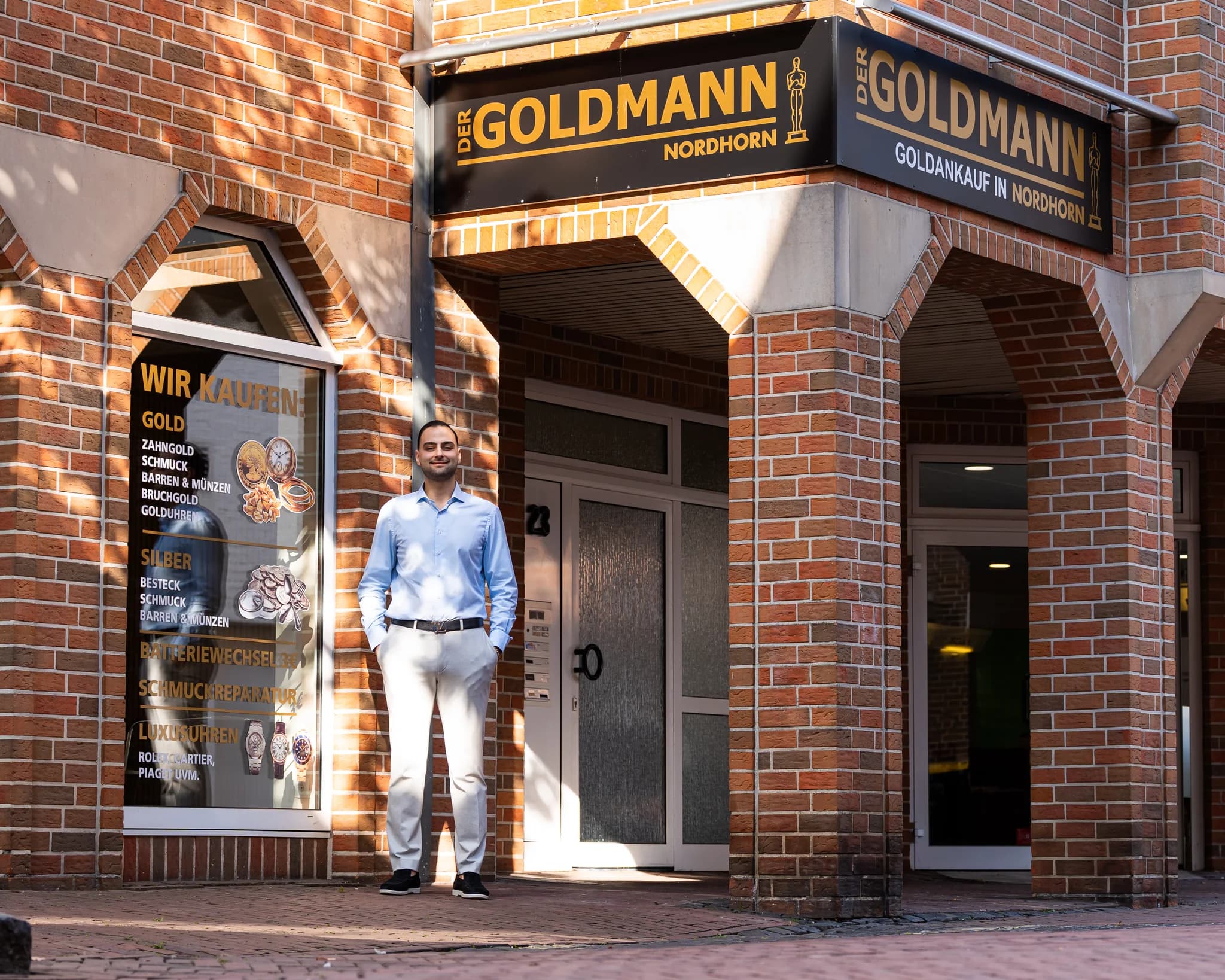 Michael vor dem Eingang von Der Goldmann in Nordhorn
