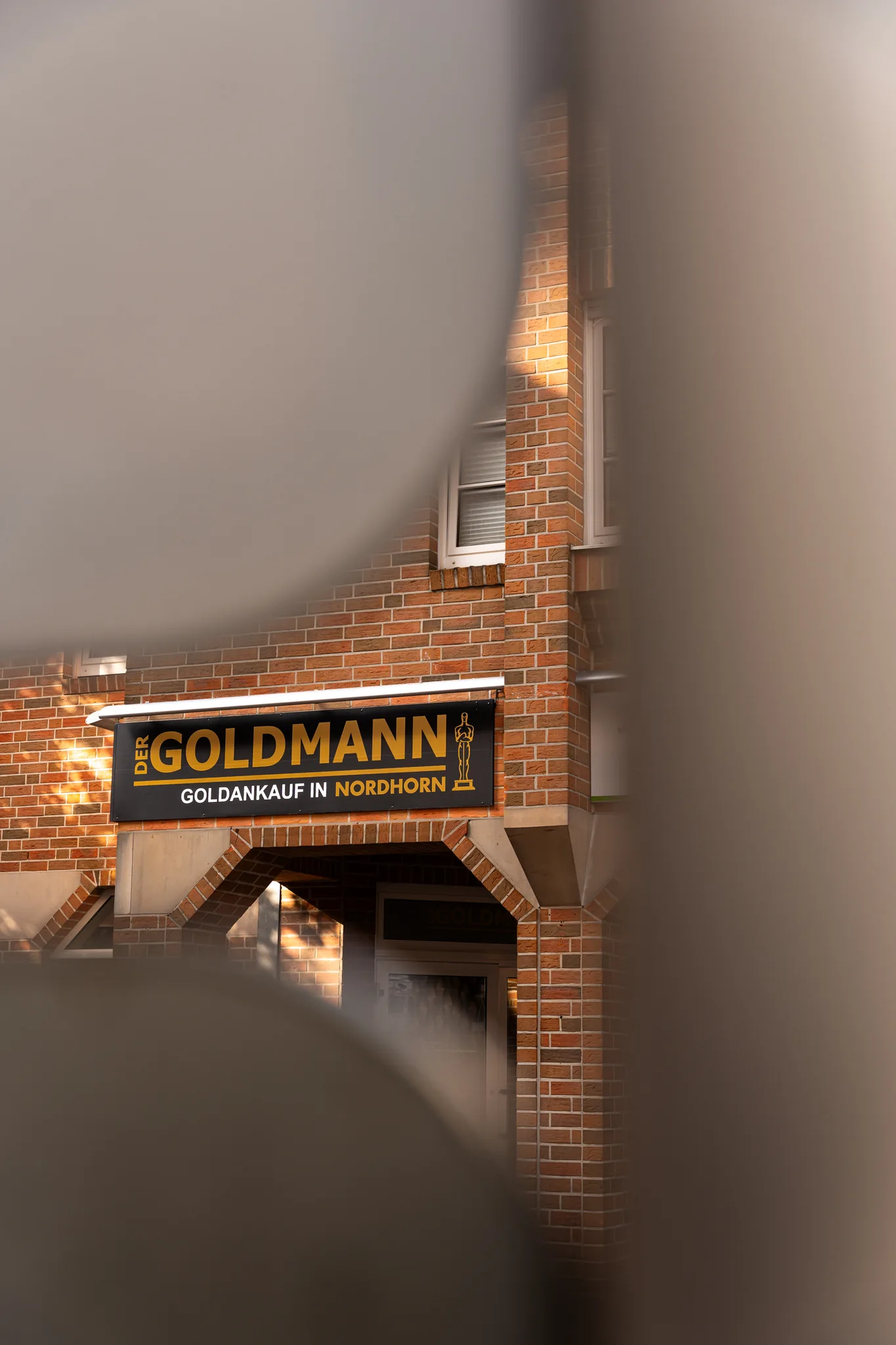 Der Goldmann Schild über dem Ladeneingang in Nordhorn